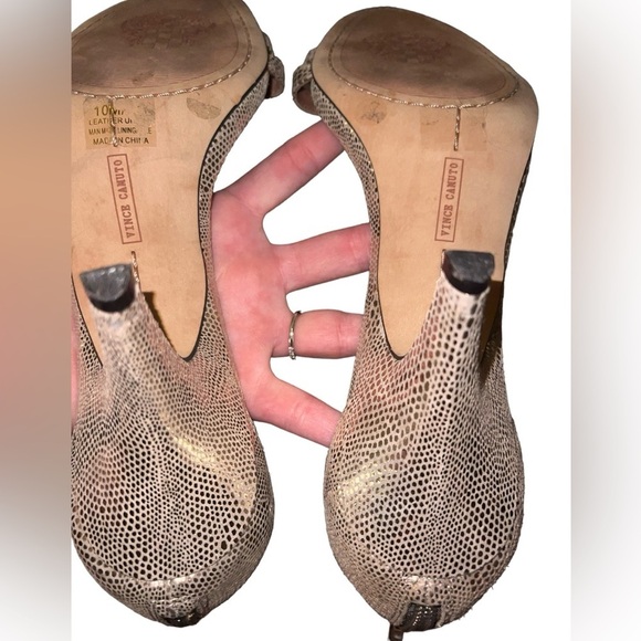 {EUC Vince Camuto Metallic Gold T-Strap Heel Sandals Size 10M} - Picture 9 of 9